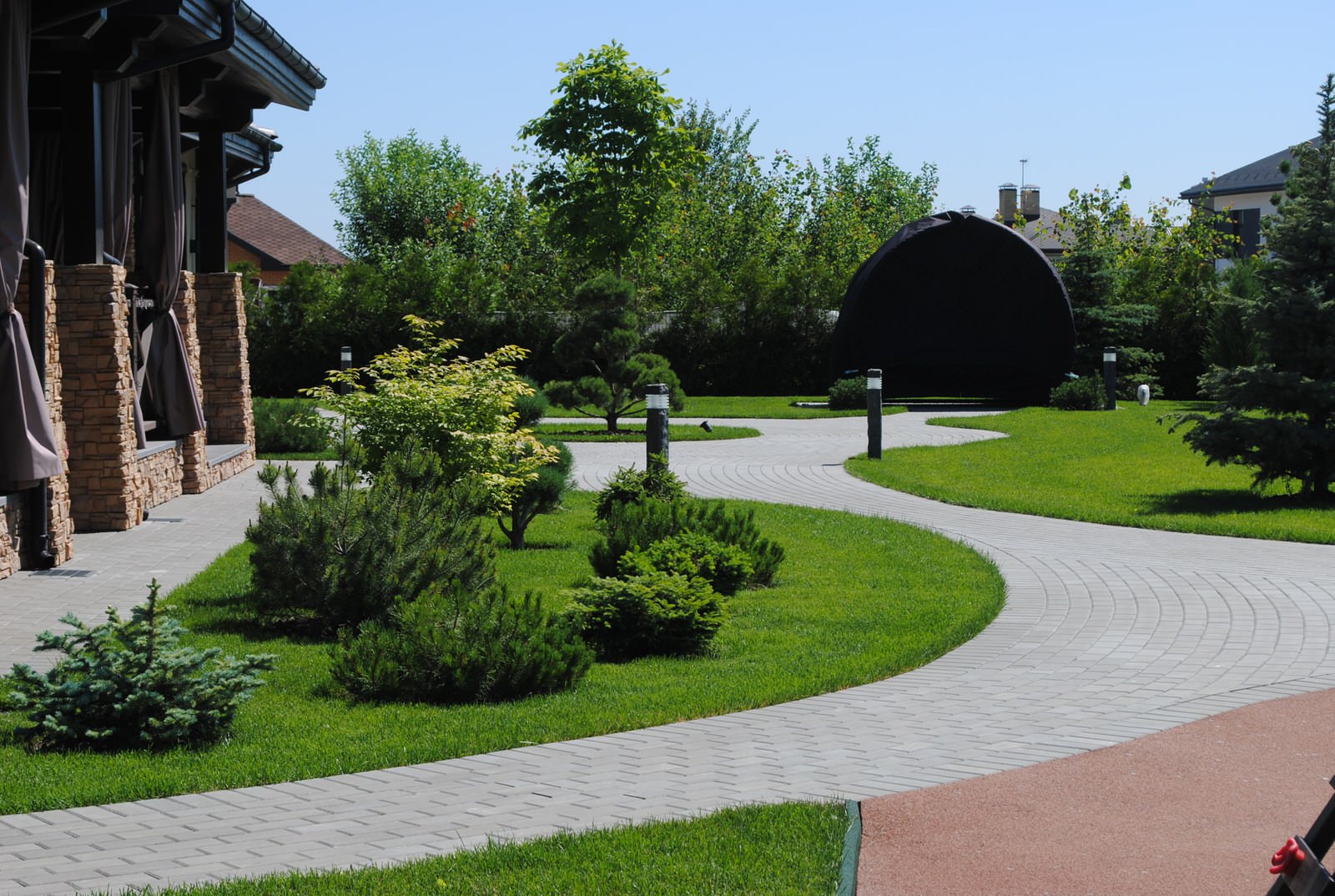 Сад с хвойными растениями