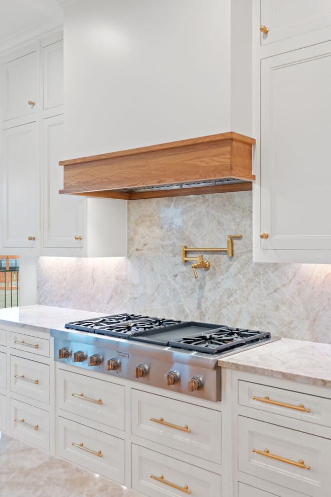 Transitional kitchen photo in Dallas