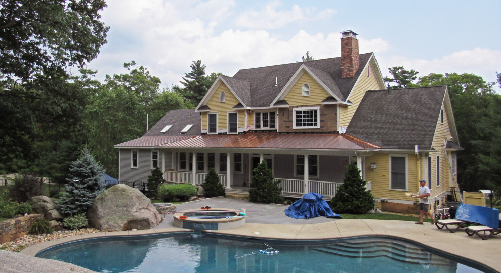 Réalisation d'une grande façade de maison multicolore champêtre en bardage à clin à un étage avec un revêtement mixte, un toit à deux pans, un toit en shingle et un toit marron.