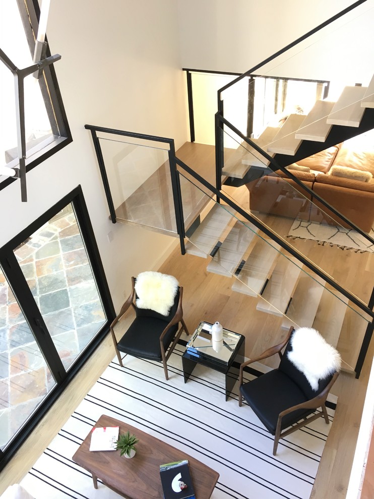 Example of a minimalist home design design in Orange County