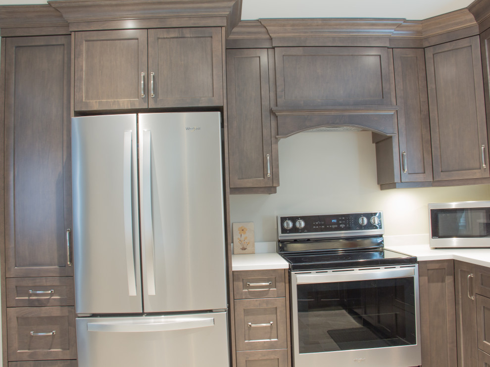 Kitchen - transitional kitchen idea in Toronto