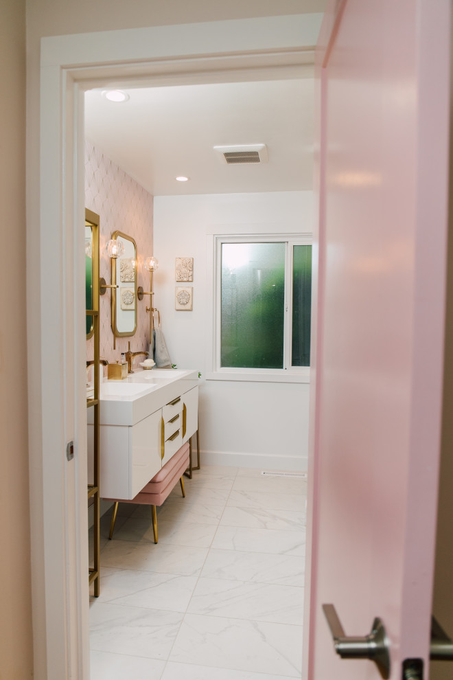 Retro inredning av ett mellanstort vit vitt badrum med dusch, med släta luckor, vita skåp, en kantlös dusch, en toalettstol med separat cisternkåpa, rosa kakel, porslinskakel, vita väggar, klinkergolv i porslin, ett integrerad handfat, bänkskiva i akrylsten, vitt golv och dusch med gångjärnsdörr