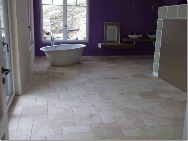 Badezimmer En Suite With flächenbündigen Schrankfronten, braunen Schränken, bodengleicher Dusche, Toilette mit Aufsatzspülkasten, beigen Fliesen, Steinplatten, beiger Wandfarbe, Kalkstein, Aufsatzwaschbecken, Waschtisch aus Holz, beigem Boden and offener Dusche in Hamburg