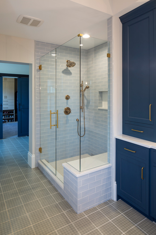 Свежая идея для дизайна: главная ванная комната среднего размера в классическом стиле с синими фасадами, отдельно стоящей ванной, душем в нише, унитазом-моноблоком, белой плиткой, терракотовой плиткой, белыми стенами, полом из керамогранита, врезной раковиной, столешницей из искусственного кварца, серым полом, белой столешницей, сиденьем для душа, тумбой под две раковины и напольной тумбой - отличное фото интерьера