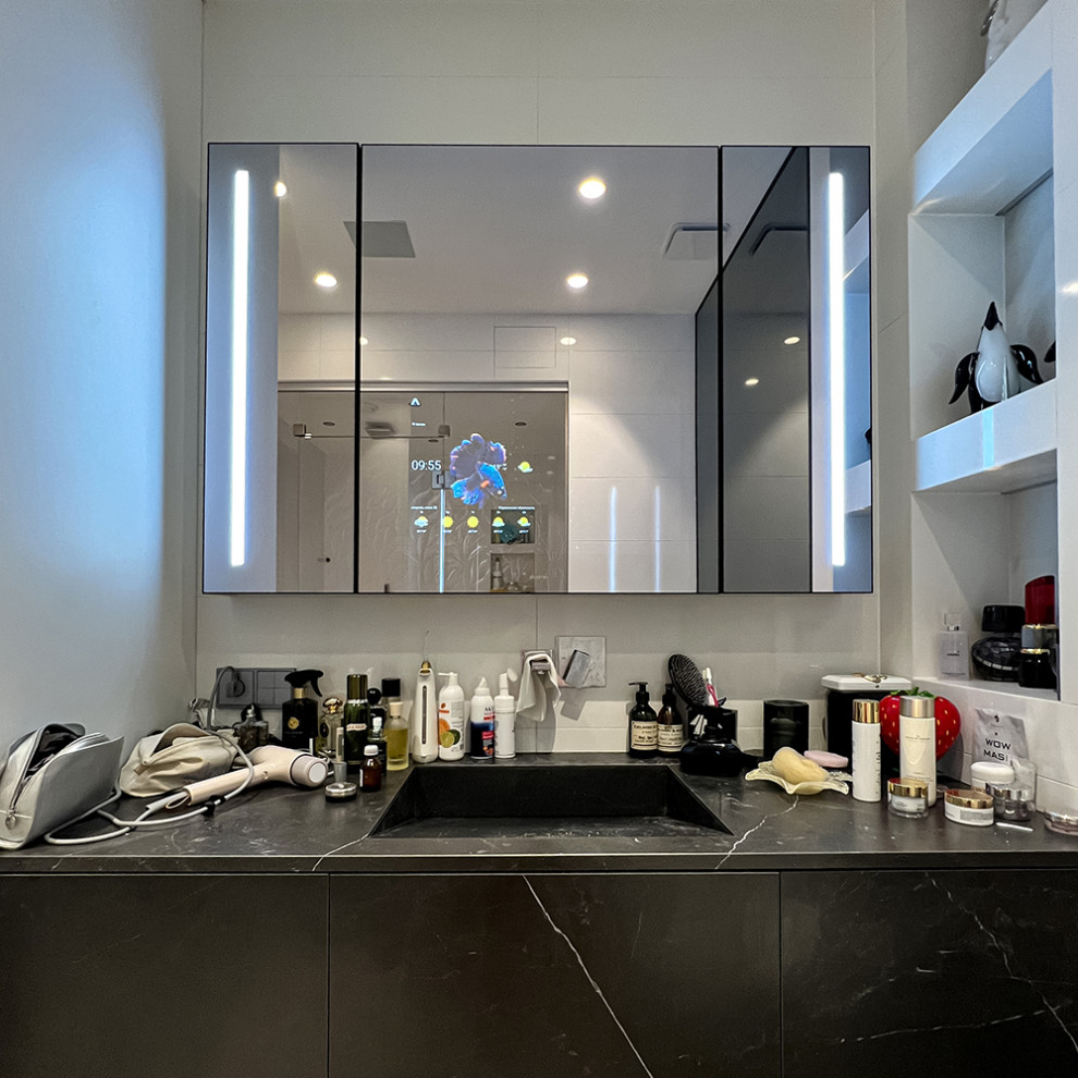 Шкаф для ванной с зеркальным интерактивным фасадом - умная мебель для ванной!