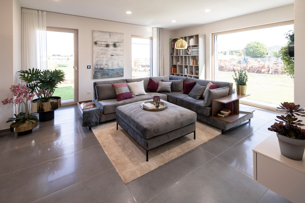 Immagine di un ampio soggiorno aperto con pareti beige, pavimento in terracotta, nessun camino e pavimento grigio