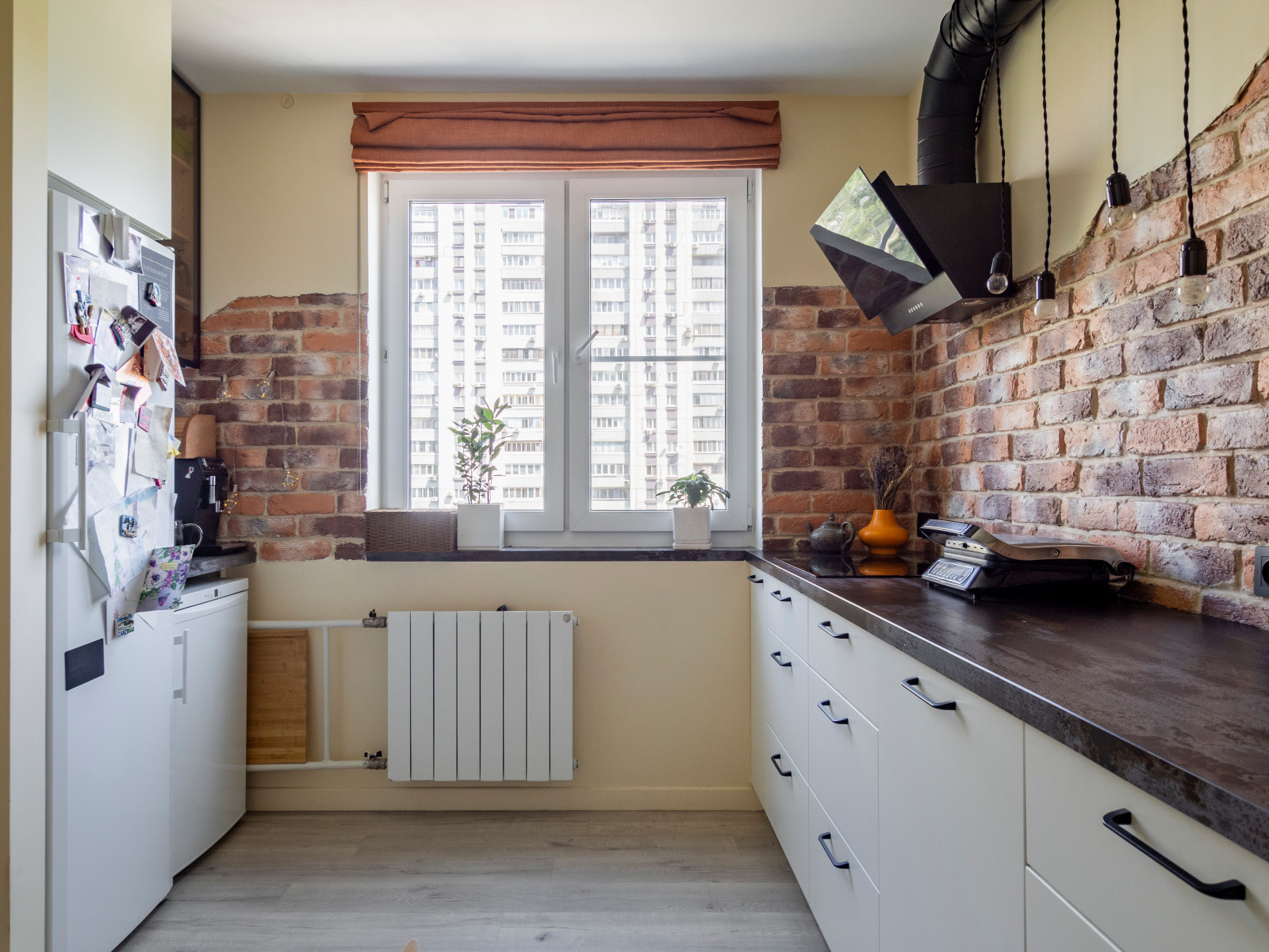 Кухня в стиле неоклассика без верхних модулей