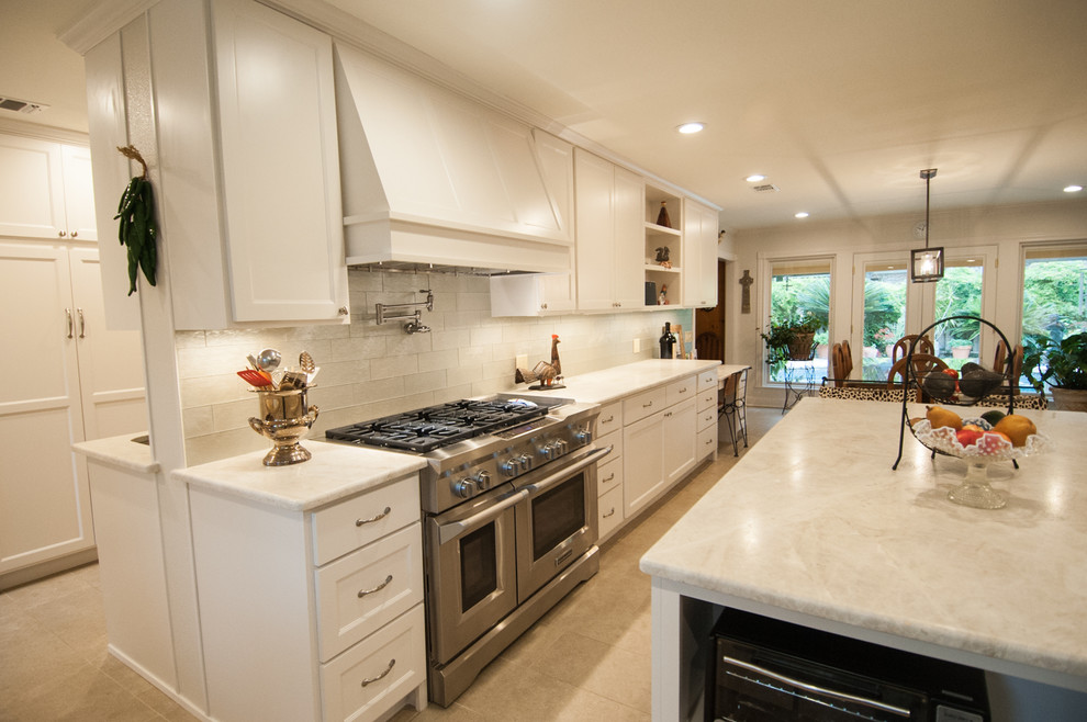 Kitchen - transitional kitchen idea in Austin