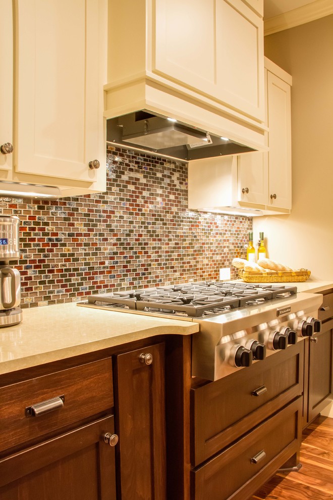Kitchen - traditional kitchen idea in Minneapolis