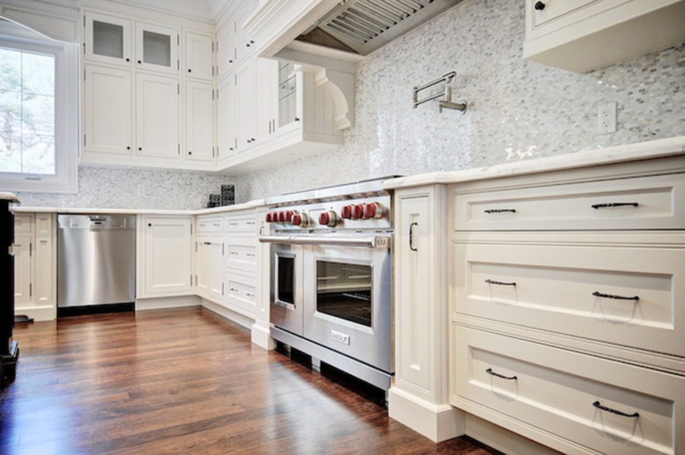 Transitional kitchen photo in Toronto