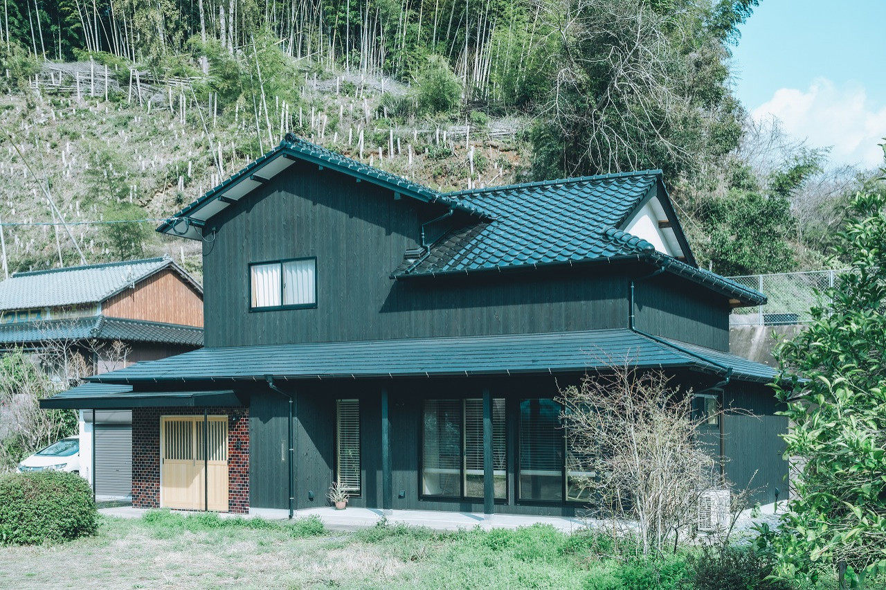 ターコイズブルーのおしゃれな瓦屋根の家の画像 75選 - 2026 年 10月