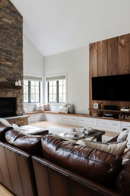 Imagen de salón para visitas abierto actual de tamaño medio con suelo de madera en tonos medios, todas las chimeneas y televisor independiente