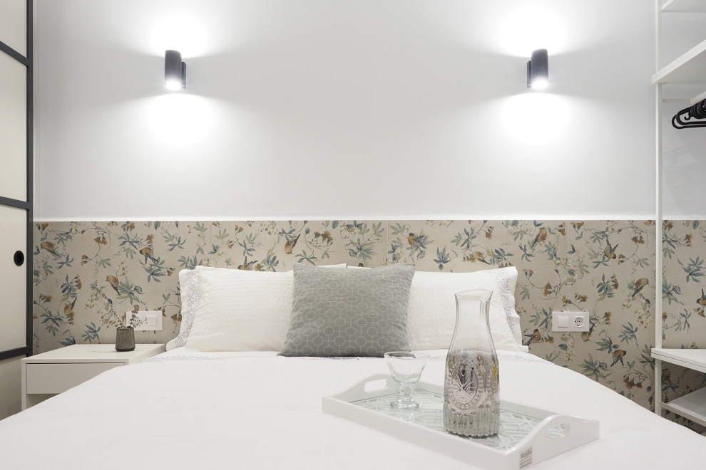 Kleines Modernes Hauptschlafzimmer mit Keramikboden, braunem Boden und weißer Wandfarbe in Barcelona