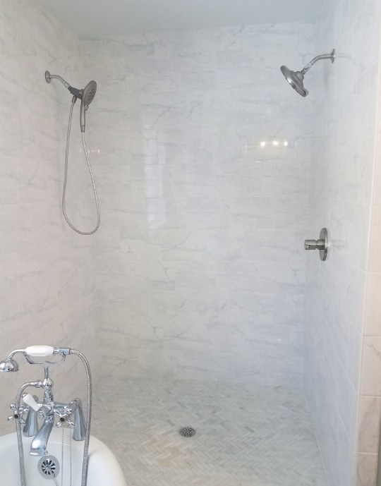 Corner shower - mid-sized transitional 3/4 glass sheet corner shower idea