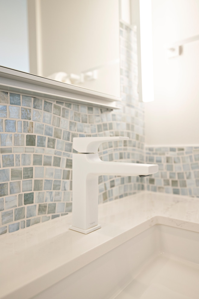 Exempel på ett litet maritimt vit vitt badrum för barn, med släta luckor, vita skåp, en dusch i en alkov, flerfärgad kakel, mosaik, grå väggar, klinkergolv i keramik, ett undermonterad handfat, bänkskiva i kvarts, blått golv och dusch med gångjärnsdörr