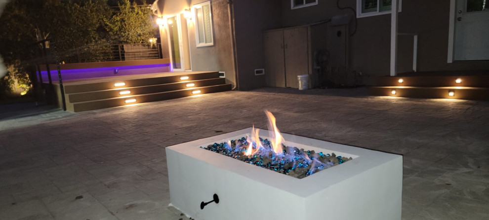 Photo of a medium sized modern back ground level mixed railing terrace in Los Angeles with a fire feature and no cover.