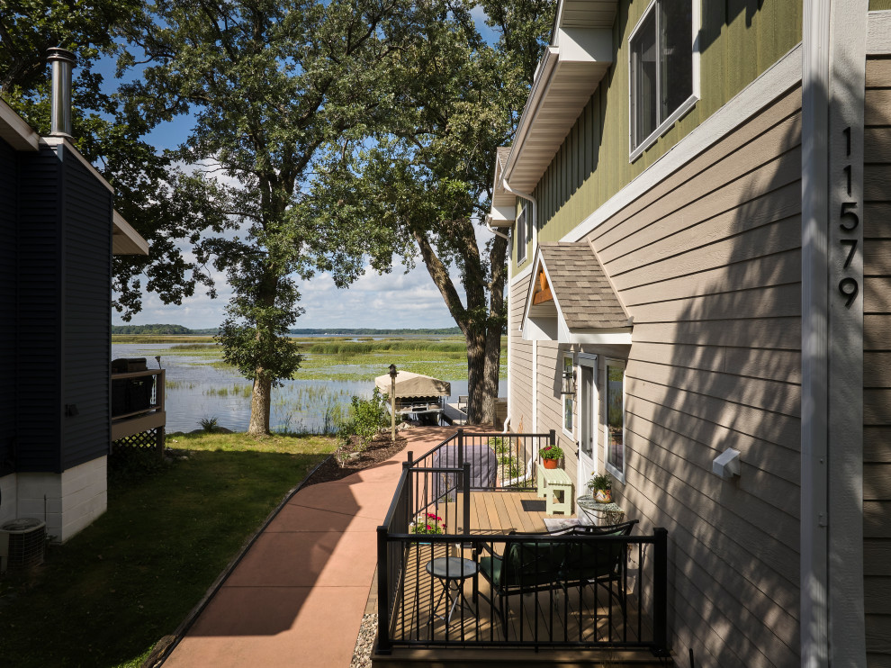 Example of a transitional home design design in Minneapolis