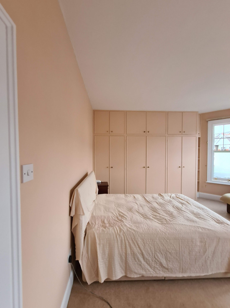 Свежая идея для дизайна: большая хозяйская спальня в классическом стиле с розовыми стенами, ковровым покрытием, бежевым полом и многоуровневым потолком - отличное фото интерьера