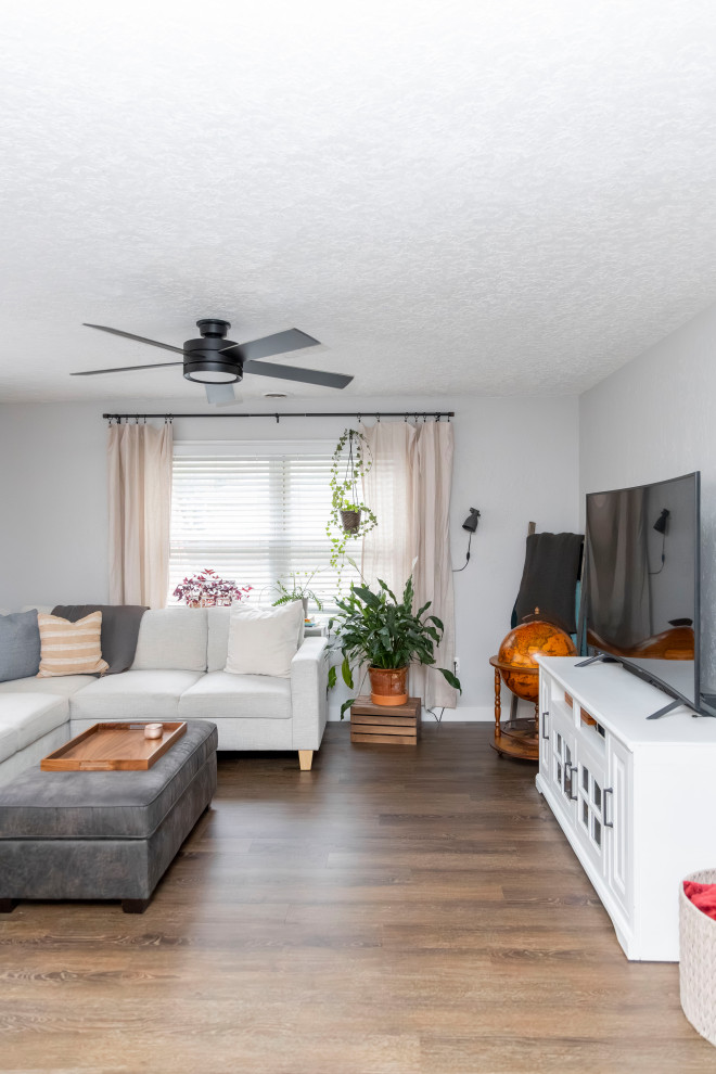 Esempio di un piccolo soggiorno classico aperto con sala formale, pareti bianche, pavimento in vinile, TV autoportante, pavimento marrone e soffitto ribassato