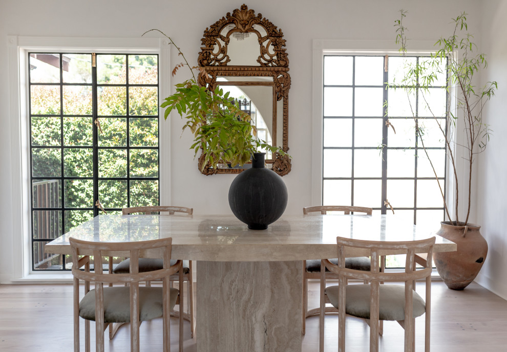 Idée de décoration pour une salle à manger vintage de taille moyenne avec un mur beige, parquet clair, une cheminée standard, un manteau de cheminée en plâtre et un sol blanc.
