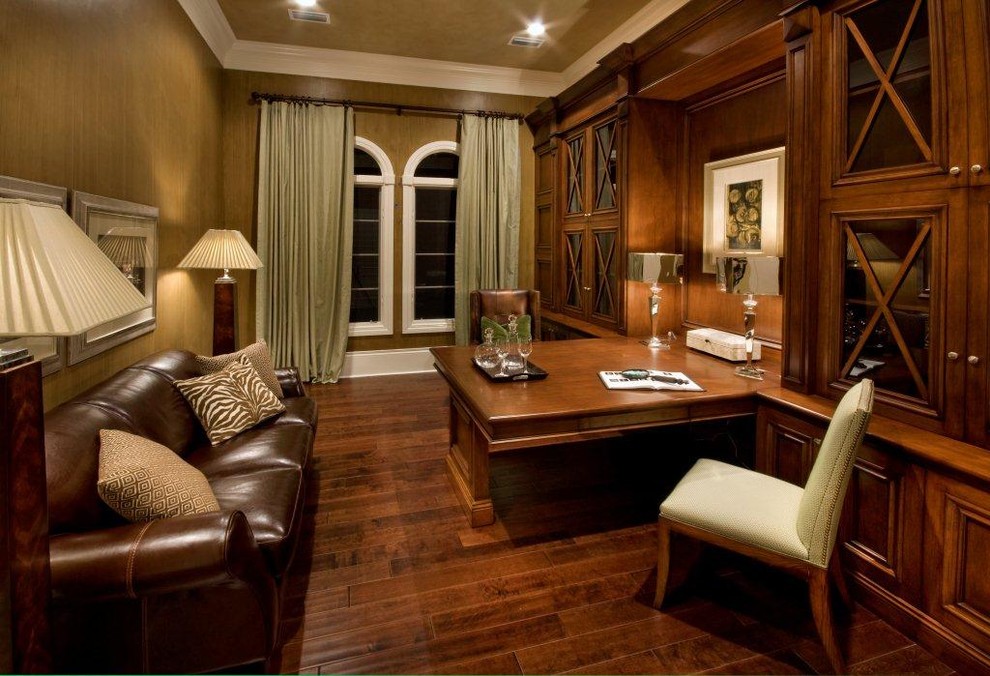 Photo of a traditional home office in Miami.