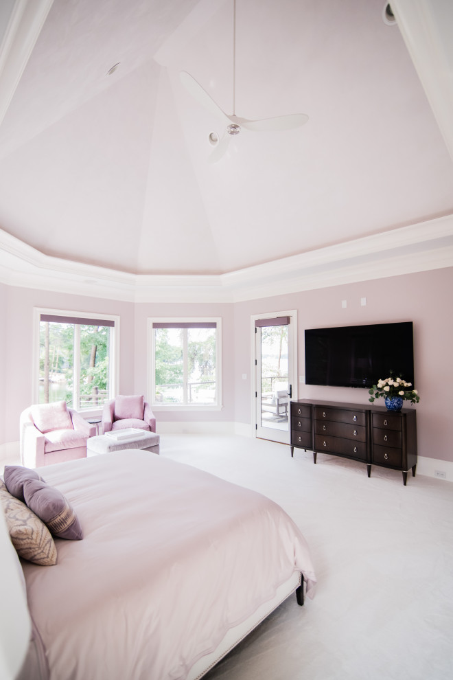 На фото: большая хозяйская спальня в стиле неоклассика (современная классика) с фиолетовыми стенами, ковровым покрытием, белым полом и сводчатым потолком с