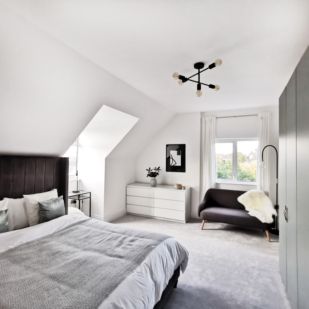 Ispirazione per una grande camera matrimoniale scandinava con pareti bianche, moquette e pavimento grigio