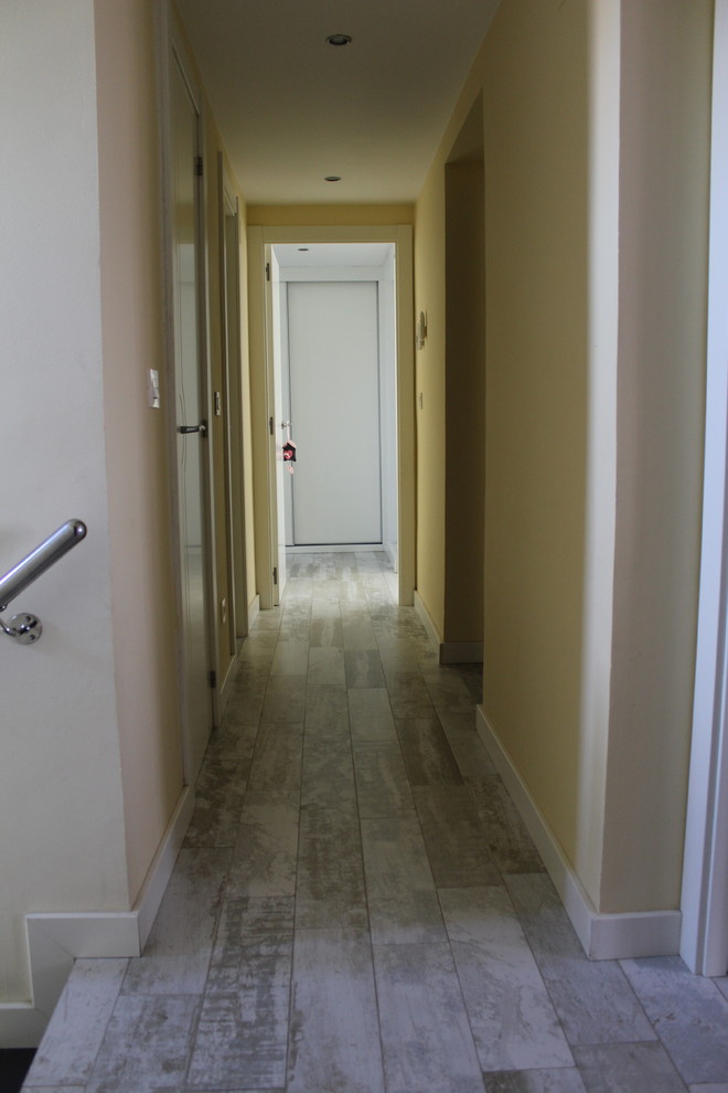 Imagen de recibidores y pasillos contemporáneos de tamaño medio