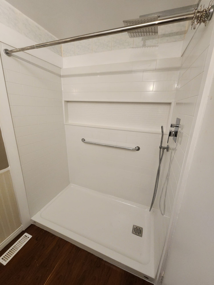 Inspiration för ett litet funkis en-suite badrum, med en dusch i en alkov, vita väggar, laminatgolv och dusch med duschdraperi