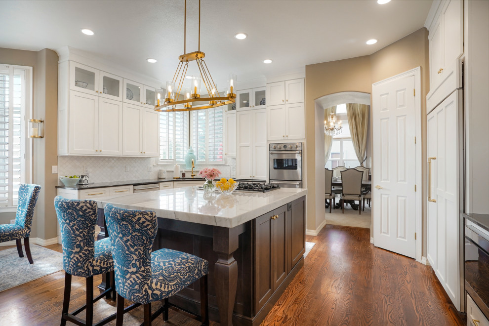 Design ideas for a large traditional u-shaped open plan kitchen in Denver with shaker cabinets, white cabinets, quartz benchtops, mosaic tile splashback, stainless steel appliances, with island and an undermount sink.