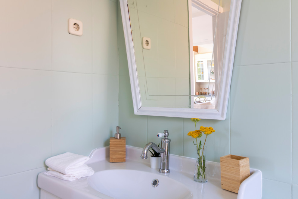 Bild på ett mellanstort eklektiskt vit vitt en-suite badrum, med luckor med upphöjd panel, vita skåp, ett platsbyggt badkar, en öppen dusch, en vägghängd toalettstol, grön kakel, keramikplattor, gröna väggar, klinkergolv i keramik, ett nedsänkt handfat, bänkskiva i akrylsten, grått golv och dusch med duschdraperi