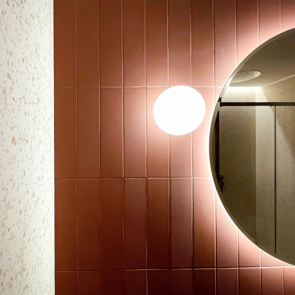 Idee per una stanza da bagno con doccia moderna di medie dimensioni con piastrelle rosa e piastrelle in gres porcellanato