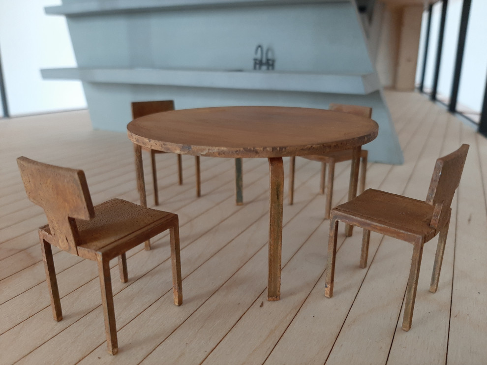 Ispirazione per una piccola sala da pranzo aperta verso il soggiorno minimalista con pavimento in compensato e soffitto in legno