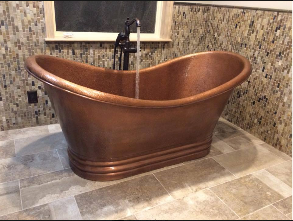 Idéer för att renovera ett mellanstort funkis en-suite badrum, med ett fristående badkar