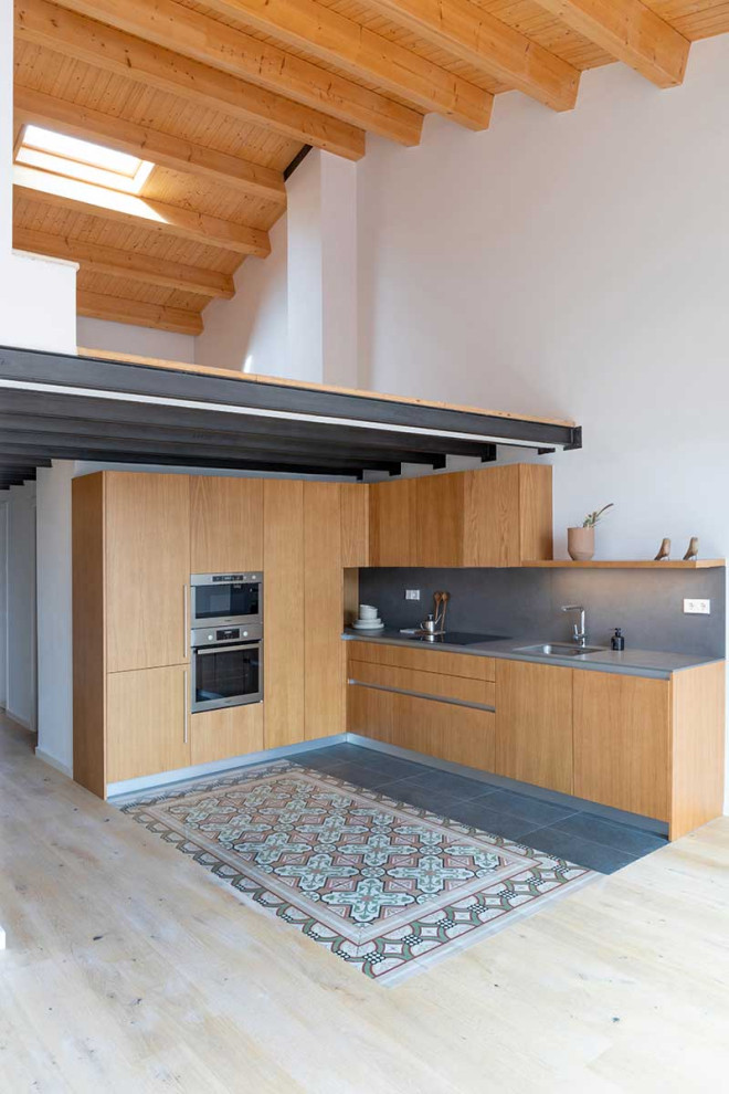 Ispirazione per una cucina ad ambiente unico moderna con ante lisce, ante in legno scuro e top in acciaio inossidabile