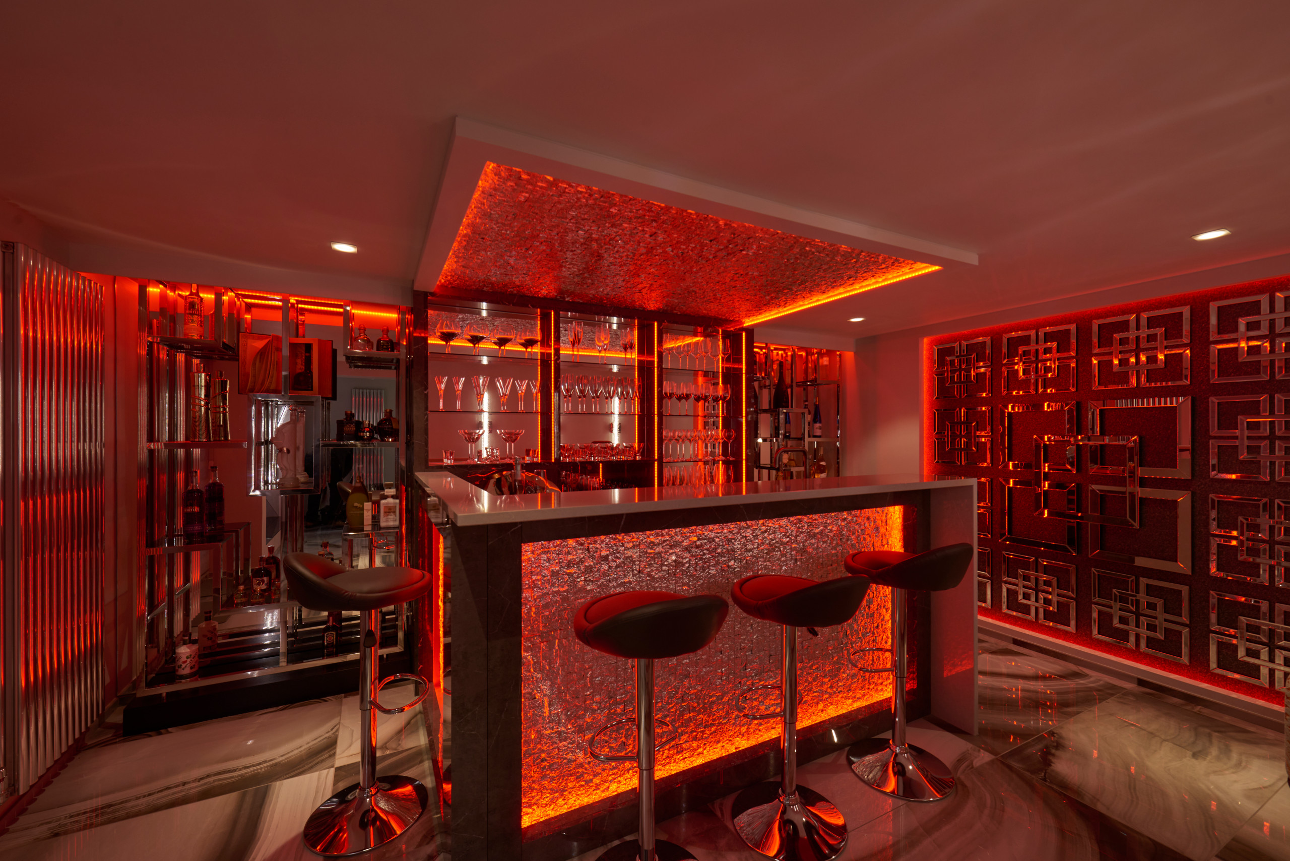 Angolo bar contemporaneo rosso - Foto, Idee, Arredamento - Gennaio 2024