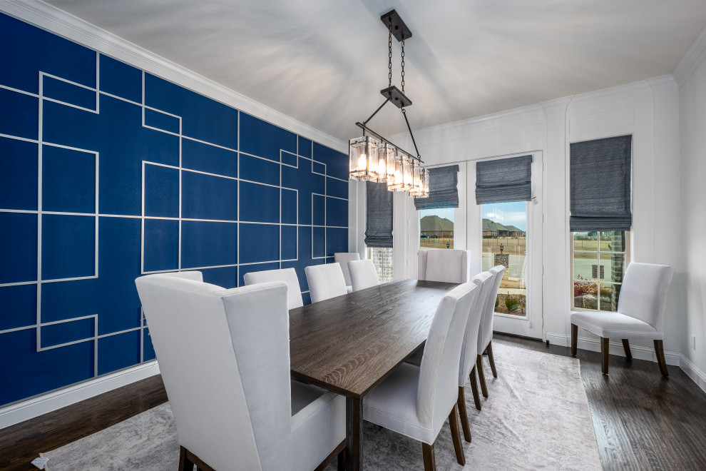 Источник вдохновения для домашнего уюта: большая столовая в стиле неоклассика (современная классика) с синими стенами, темным паркетным полом, коричневым полом и панелями на стенах