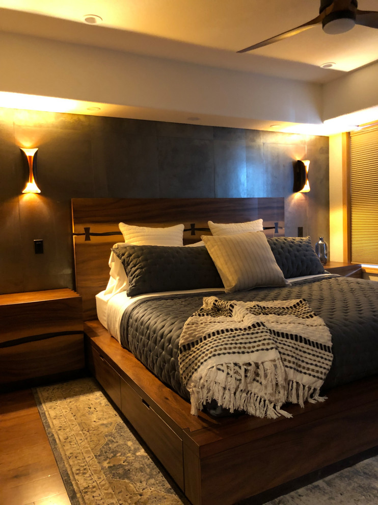 Idées déco pour une petite chambre parentale montagne avec un mur gris, un sol en bois brun, un sol marron et un plafond à caissons.