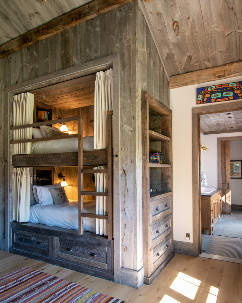 Esempio di una cameretta per bambini country con pareti bianche, pavimento in legno massello medio, pavimento marrone, soffitto a volta e soffitto in legno