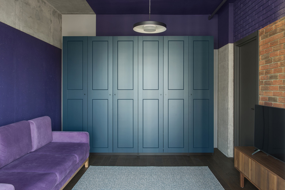 Immagine di una camera matrimoniale industriale di medie dimensioni con pareti viola, parquet scuro e pavimento marrone