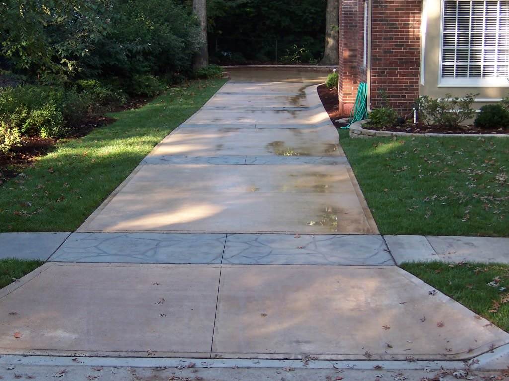 Warson Woods, Missouri Colored Concrete Driveway with Stamped Concrete Bands