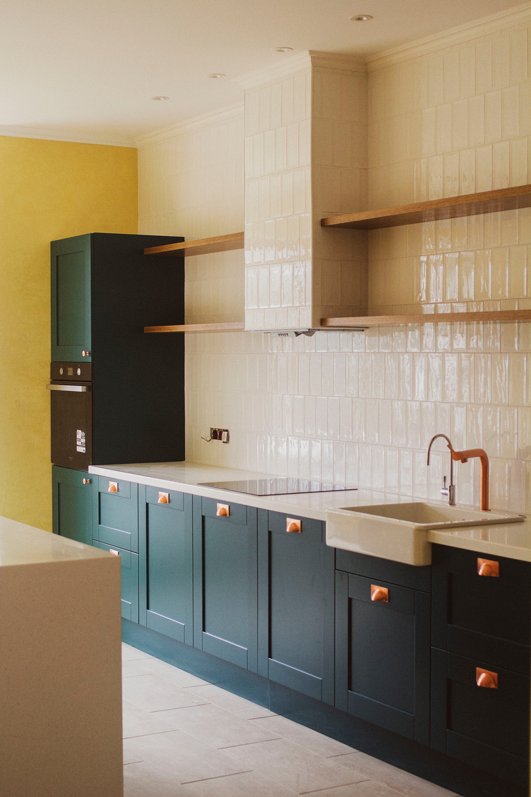 Изумрудная кухня в частном доме