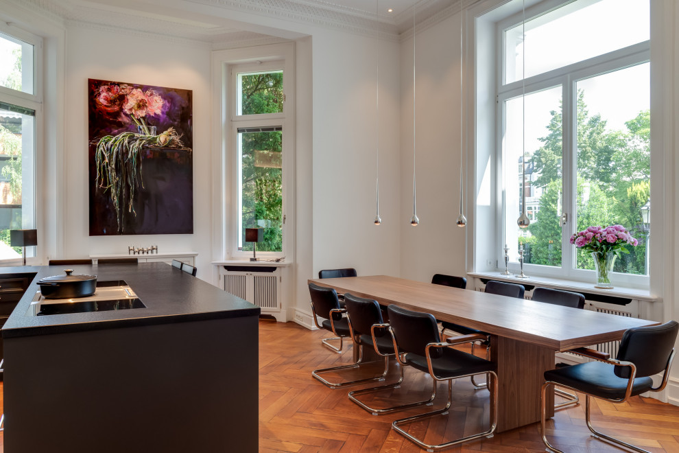 Esempio di un'ampia sala da pranzo aperta verso il soggiorno contemporanea con pavimento in legno verniciato, pavimento marrone e soffitto a volta