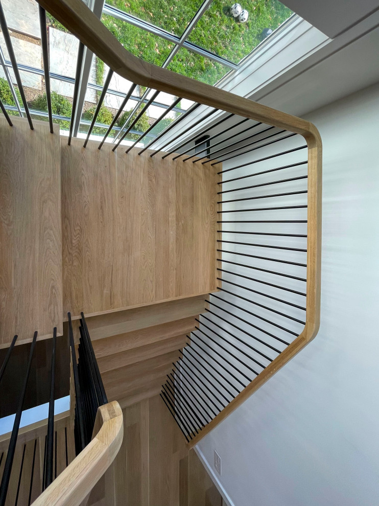 Источник вдохновения для домашнего уюта: огромная лестница на больцах в стиле модернизм с деревянными ступенями, перилами из смешанных материалов и стенами из вагонки