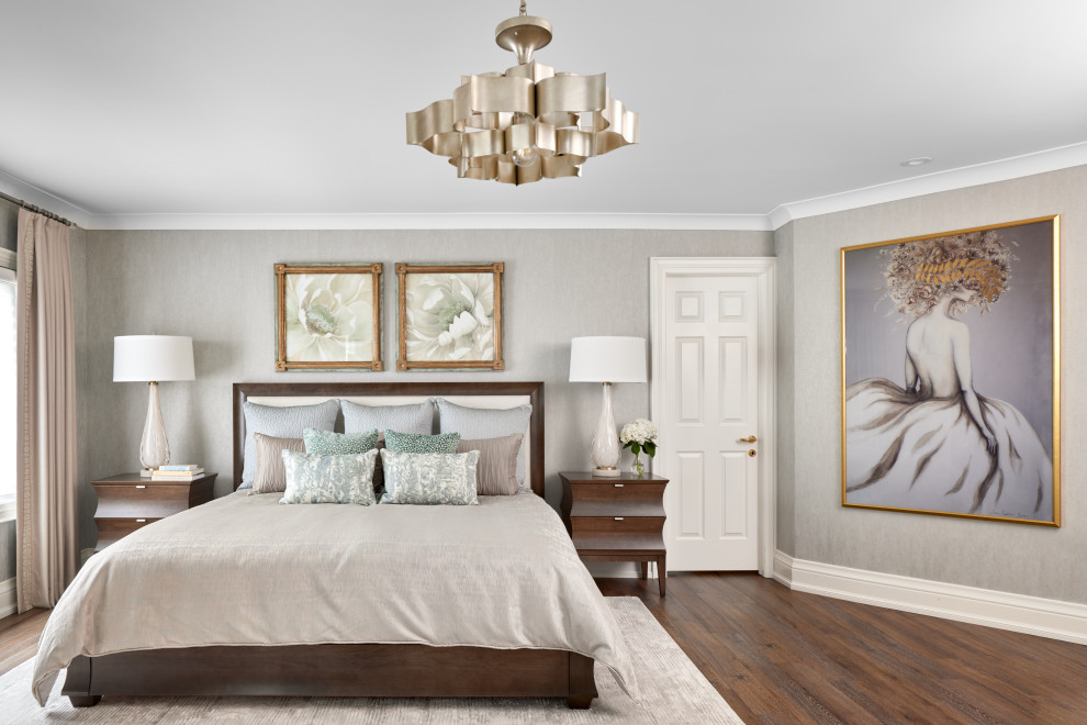 Foto de dormitorio principal tradicional de tamaño medio con paredes grises, suelo de madera en tonos medios y suelo marrón