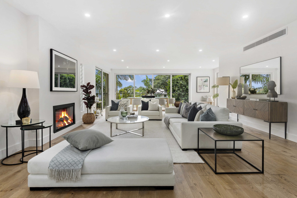 Modernes Wohnzimmer mit brauner Wandfarbe, braunem Holzboden, Kamin, Fernsehgerät und braunem Boden in Sydney