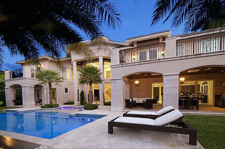Transitional home design photo in Miami