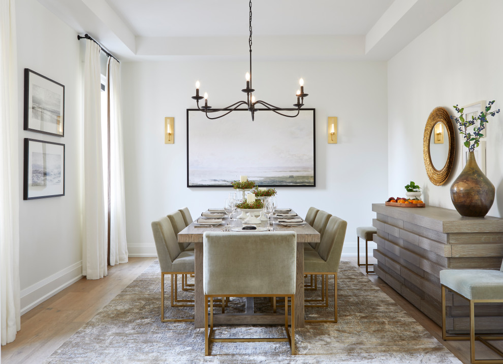 Esempio di una grande sala da pranzo classica chiusa con pareti bianche, parquet chiaro, pavimento beige e soffitto ribassato