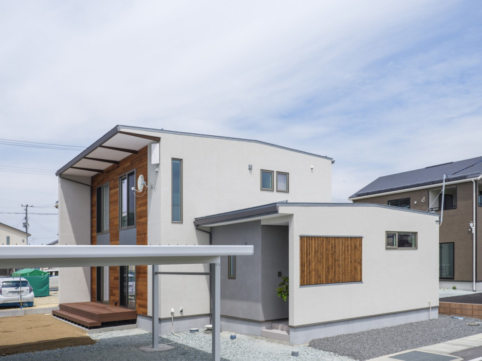 Foto della villa bianca moderna a due piani di medie dimensioni con copertura in metallo o lamiera e tetto nero
