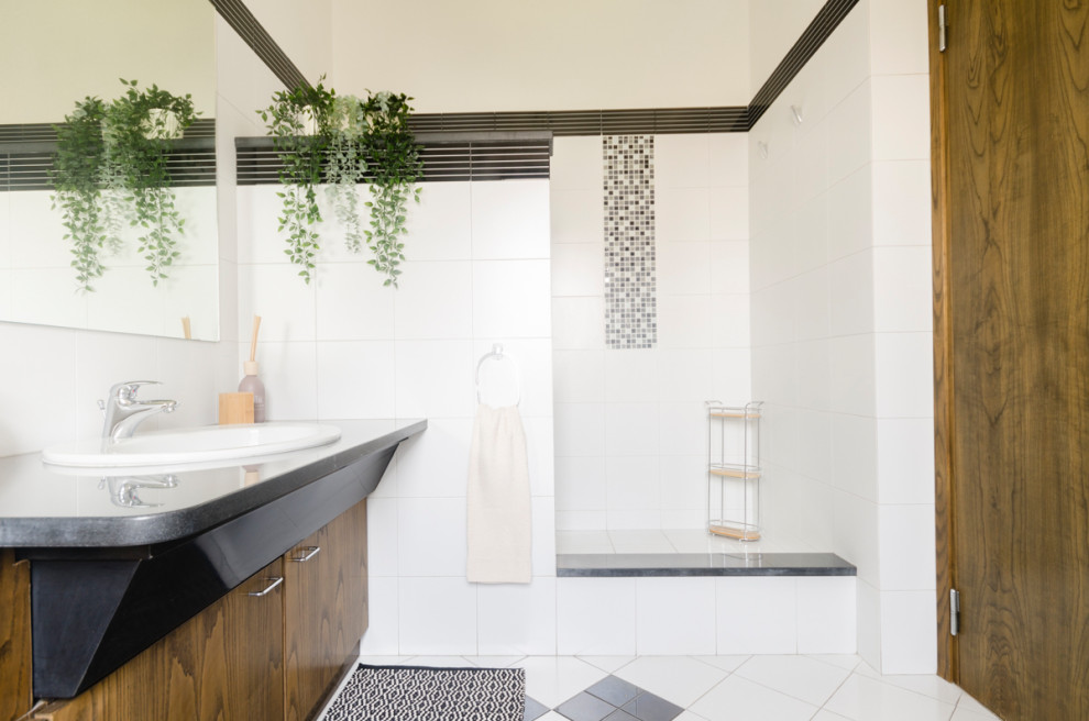 Идея дизайна: ванная комната среднего размера в стиле модернизм с темными деревянными фасадами, душевой комнатой, раздельным унитазом, разноцветной плиткой, керамической плиткой, белыми стенами, полом из керамической плитки, душевой кабиной, накладной раковиной, мраморной столешницей, разноцветным полом, открытым душем, черной столешницей и тумбой под одну раковину